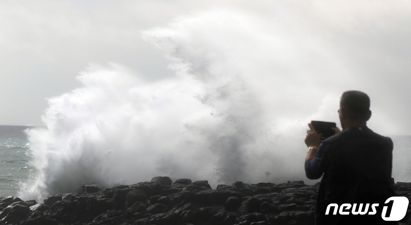 제주 서귀포시 안덕면 사계리 해안에 높은 파도가 치고 있다(뉴스1DB)ⓒ News1 고동명 기자