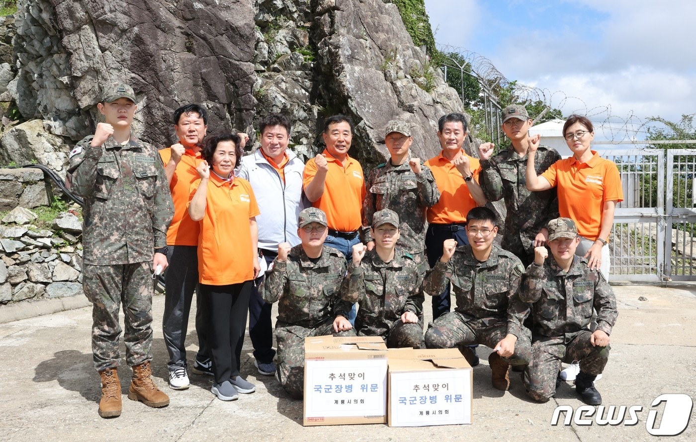 계룡시의회가 지난 2일 국군통신사령부 56통신대대를 방문해 장병들을 격려하고 위문품을 전달했다. &#40;계룡시의회 제공&#41;