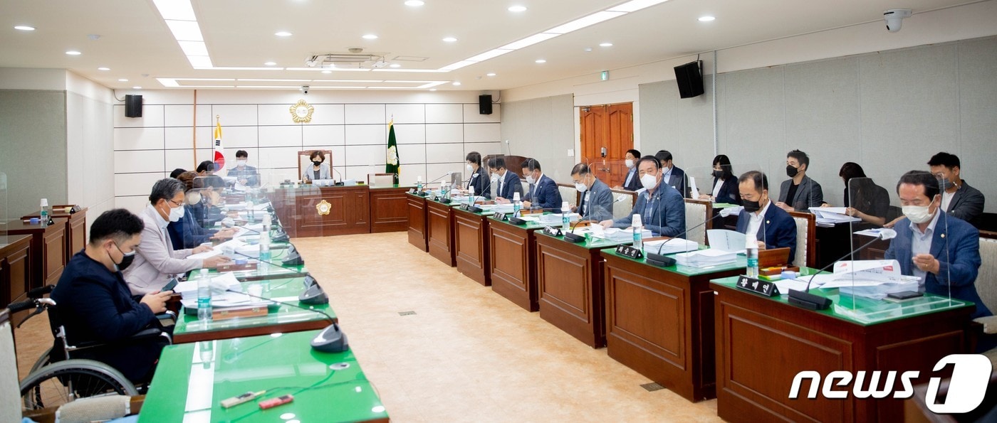 김제시의회 의원들이 5일 간담회를 갖고 코로나19와 쌀값 폭락으로 침체된 지역경제 활성화를 위해 국외출장여비를 전액반납하기로 결정했다.(김제시의회 제공) 2022.09.05 / 뉴스1