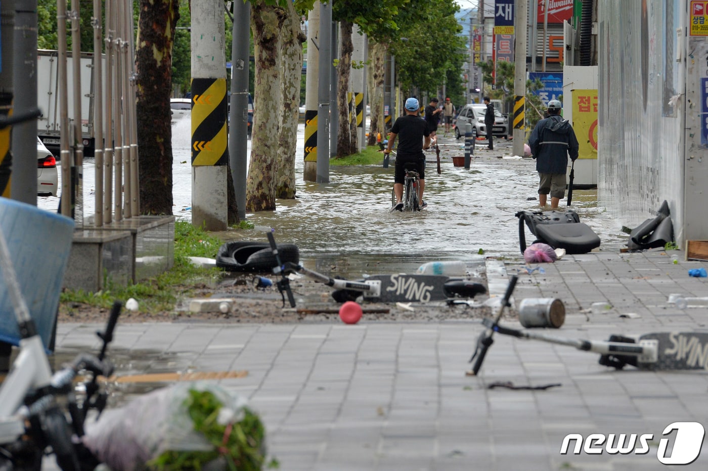6일 오전 제11호 태풍 힌남노가 쏟아부은 물폭탄에 경북 포항시 전역이 물바다로 변한 가운데 도로 곳곳에 집기류와 공유스쿠터가 나뒹굴고 있다.2022.9.6/뉴스1 ⓒ News1 최창호 기자