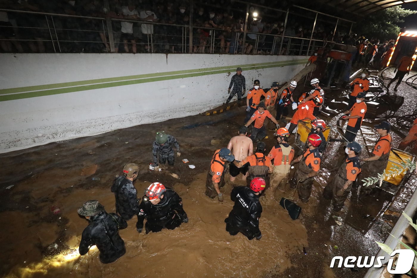 제11호 태풍 힌남노가 휩쓸고간 지난해 9월6일 오후 소방당국이 경북 포항시 오천읍의 한 아파트 지하 주차장에서 남성 생존자 1명을 구조해 나오고 있다. 2022.9.6/뉴스1 ⓒ News1 공정식 기자