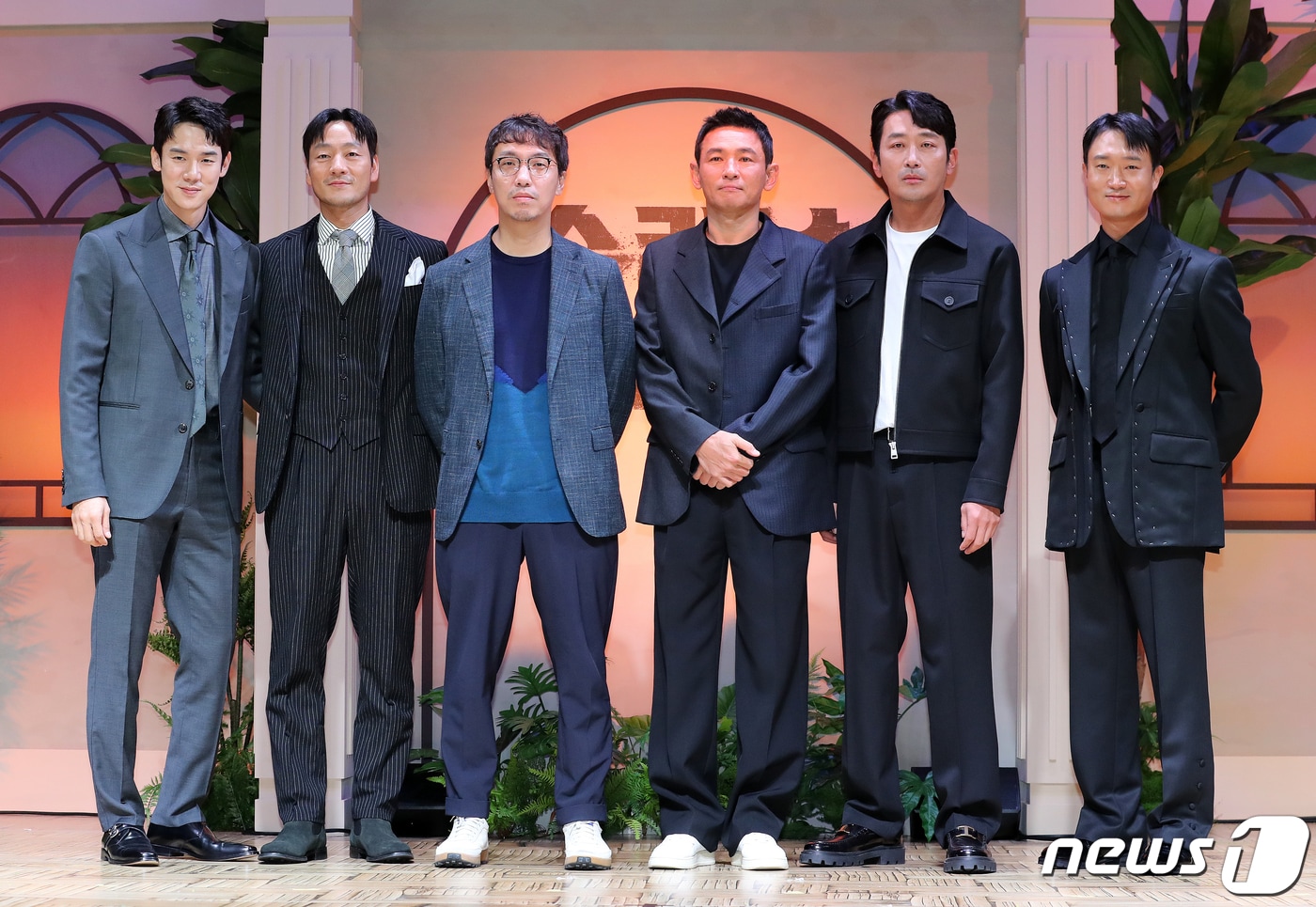 배우 유연석(왼쪽부터)과 박해수, 윤종빈 감독, 배우 황정민, 하정우, 조우진이 7일 오전 서울 강남구 역삼동 조선팰리스 서울강남에서 열린 넷플릭스 오리지널 시리즈 '수리남' 제작발표회에서 포즈를 취하고 있다. '수리남'은 남미 국가 수리남을 장악한 마약 대부로 인해 누명을 쓴 한 민간인이 국정원의 비밀 임무를 수락하며 벌어지는 이야기를 그린다. 2022.9.7/뉴스1 ⓒ News1 김진환 기자