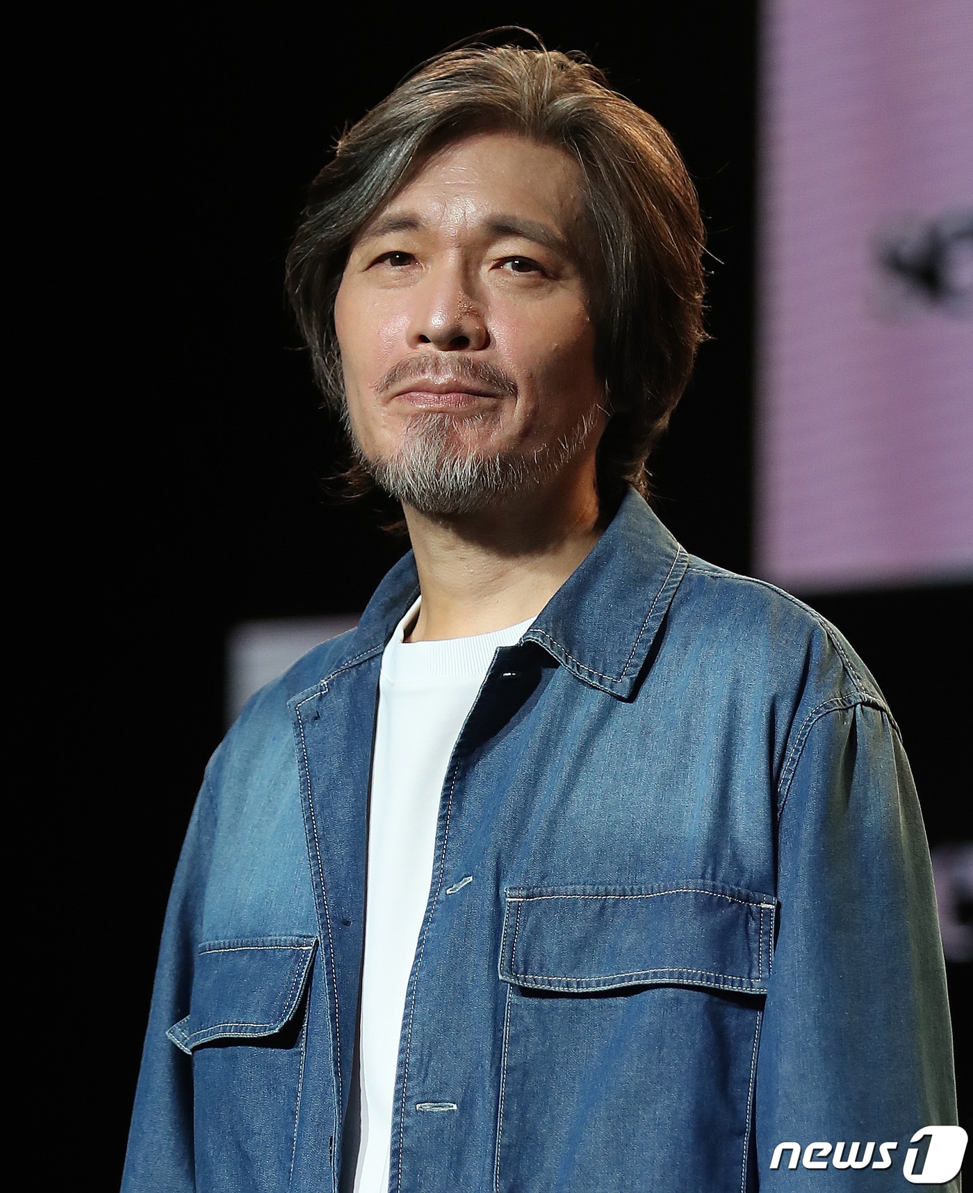 가수 임재범이 7일 오후 서울 강남구 선릉로 일지아트홀에서 열린 정규 7집 'SEVEN,(세븐 콤마)'의 3막 '기억을 정리하며...' 발매 기념 쇼케이스에서 포토타임을 갖고 있다. 임재범의 이야기가 수록된 3막에는 타이틀곡 '아버지 사진'을 비롯해 '내가 견뎌온 날들', '너란 사람'까지 총 3곡이 포함됐다. 2022.9.7/뉴스1 ⓒ News1 김진환 기자