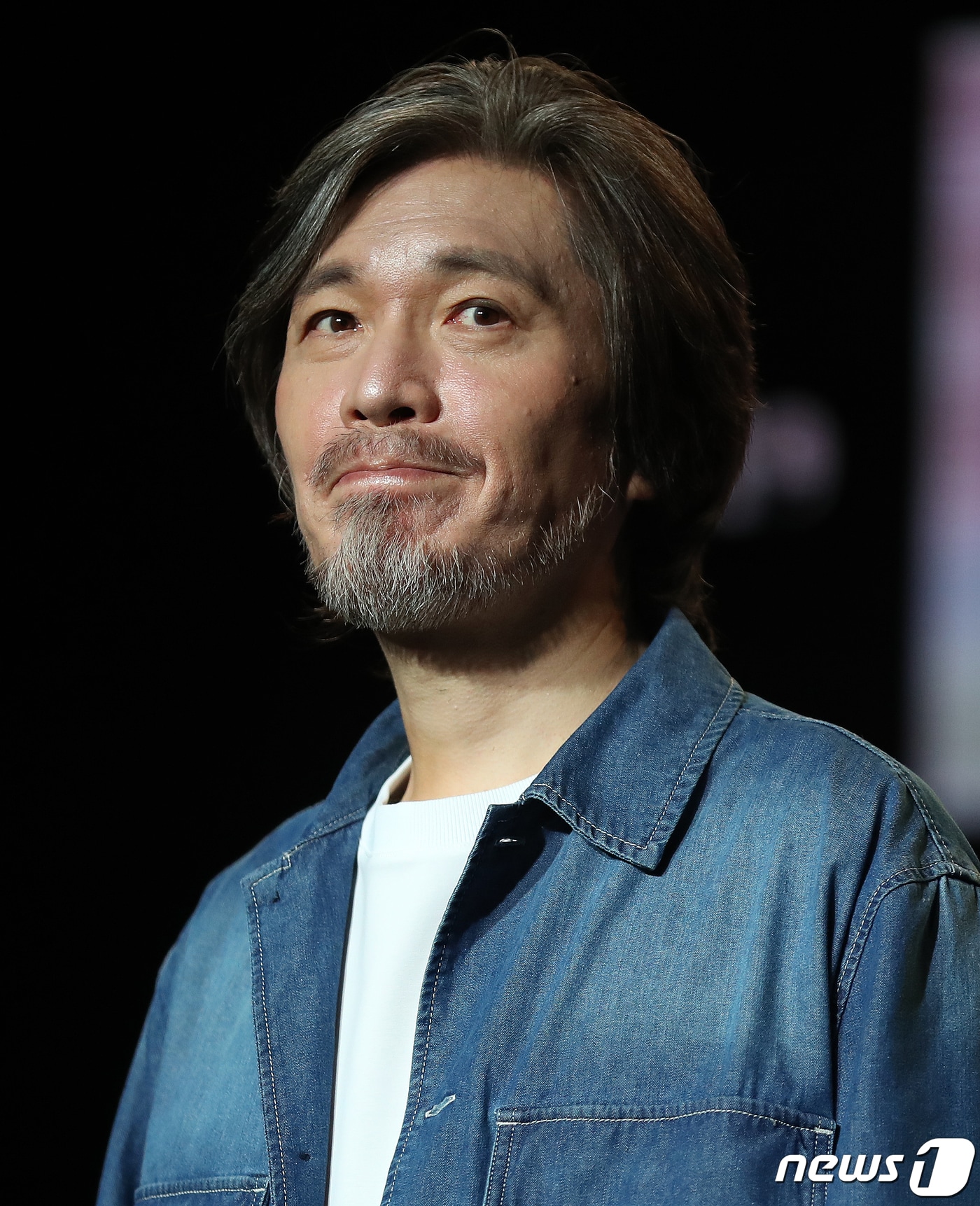 가수 임재범이 7일 오후 서울 강남구 선릉로 일지아트홀에서 열린 정규 7집 'SEVEN,(세븐 콤마)'의 3막 '기억을 정리하며...' 발매 기념 쇼케이스에서 포토타임을 갖고 있다. 임재범의 이야기가 수록된 3막에는 타이틀곡 '아버지 사진'을 비롯해 '내가 견뎌온 날들', '너란 사람'까지 총 3곡이 포함됐다. 2022.9.7/뉴스1 ⓒ News1 김진환 기자