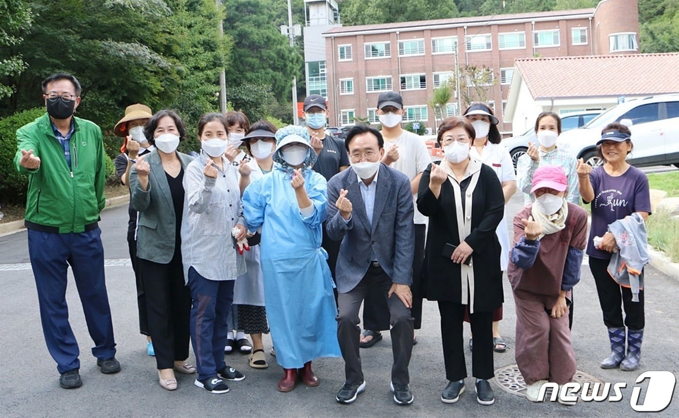 윤병태 나주시장&#40;앞줄 왼쪽에서 다섯번째&#41;과 시 간부공무원들은 지난 5일부터 8일까지 저소득 가구와 사회복지시설을 직접 찾아 위문품을 전달하고 추석 안부를 살피고 있다. ⓒ News1