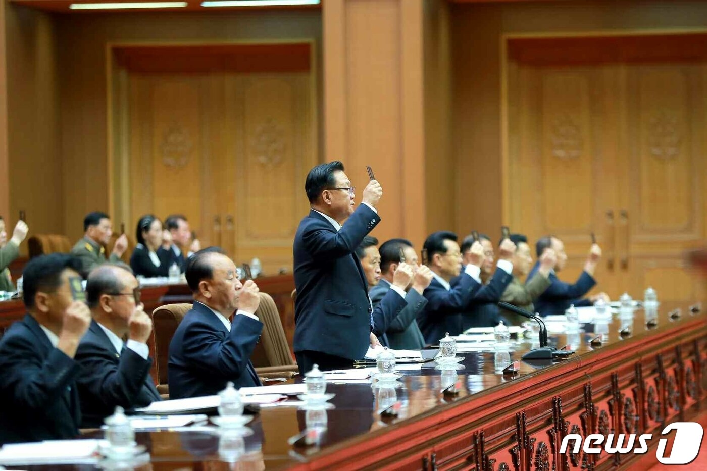 (평양 노동신문=뉴스1) = 북한 노동당 기관지 노동신문은 8일 최고인민회의 제7차 회의 1일 회의가 전날인 7일 만수대의사당에서 개최됐다고 보도했다. 이번 회의에서는 사회주의 농촌 발전법과 원림녹화법이 채택됐다. 김정은 노동당 총비서는 불참했다. [국내에서만 사용가능. 재배포 금지. DB 금지. For Use Only in the Republic of Korea. Redistribution Prohibited] rodongphoto@news1.kr