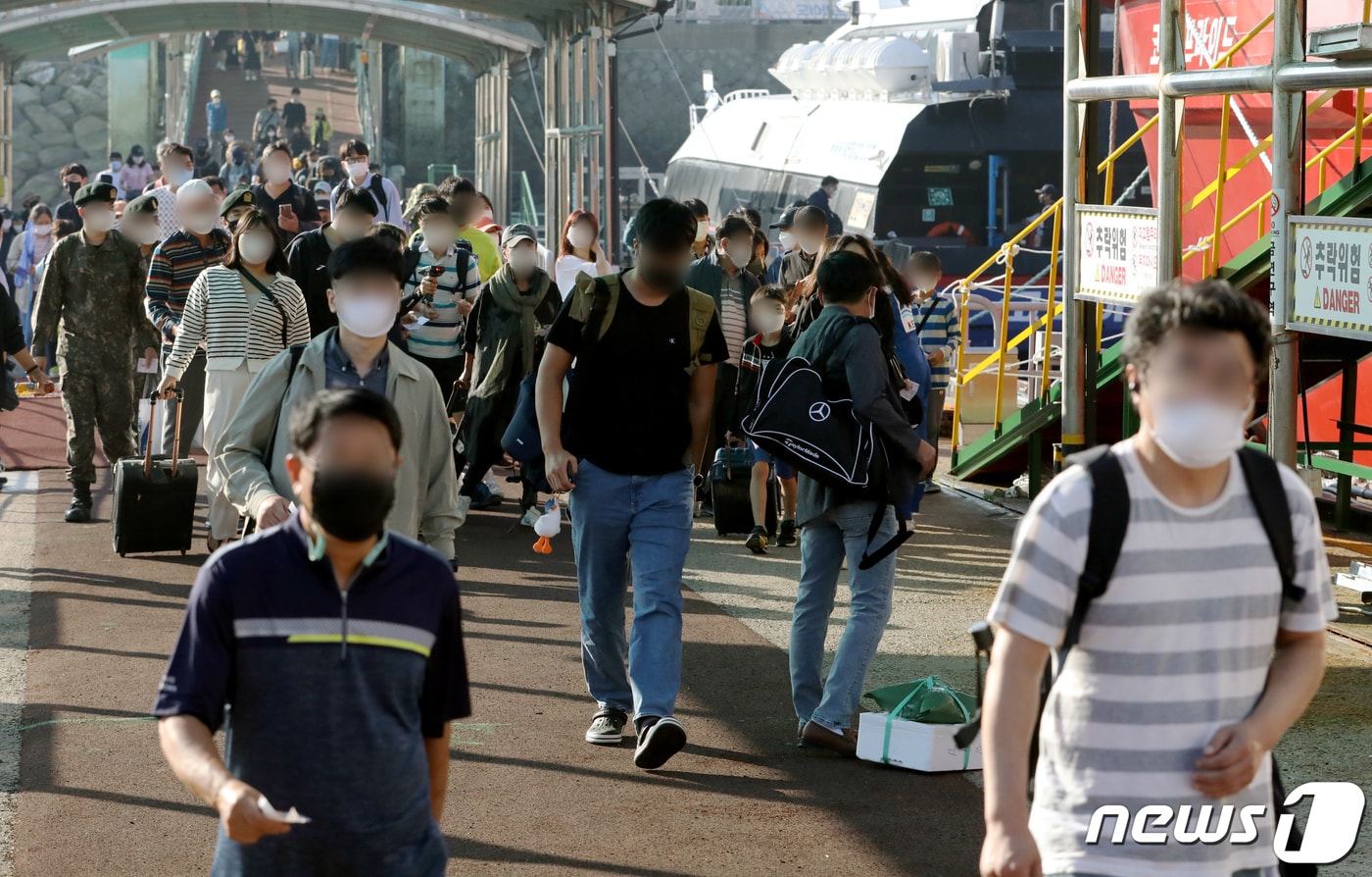 추석 연휴를 하루 앞둔 8일 오전 인천 중구 인천항 연안여객터미널에서 귀성객들이 덕적도로 가는 여객선에 승선하기 위해 이동하고 있다. 2022.9.8 ⓒ 뉴스1