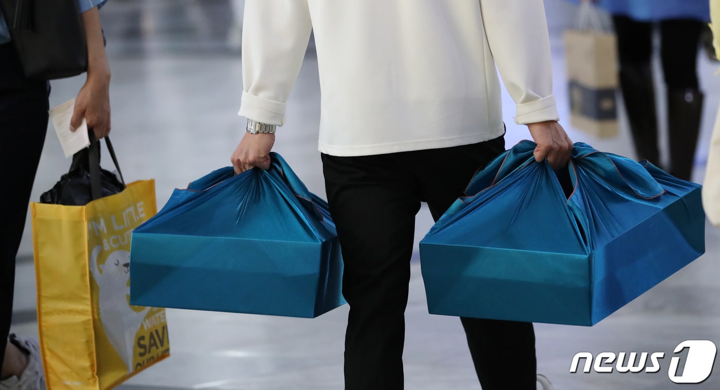 추석 명절 연휴를 하루 앞둔 8일 오후 서울 서초구 고속버스터미널에서 귀성객 및 여행객들이 발걸음을 옮기고 있다. 2022.9.8/뉴스1 ⓒ News1 이승배 기자