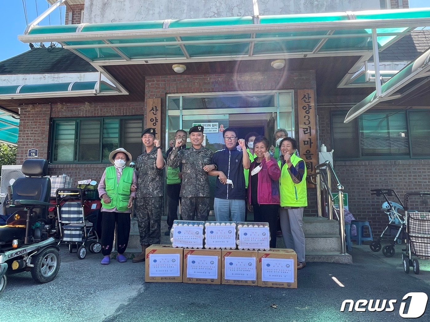 추석맞이 위문품 전달.(육군 제7사단 포병여단 제공) 2022.9.8/뉴스1