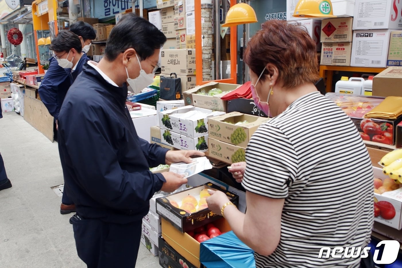 이삼걸 강원랜드 대표가 8일 강원 정선 사북 전통시장에서 장을 보고 있다. (강원랜드 제공) 2022.9.8/뉴스1