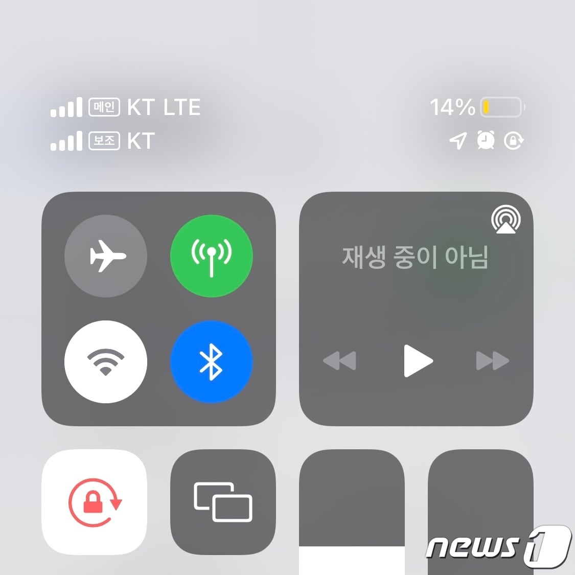 유심과 e심을 동시에 사용하는 '듀얼심'을 통해 하나의 폰에서 두 개의 번호를 사용하는 모습.