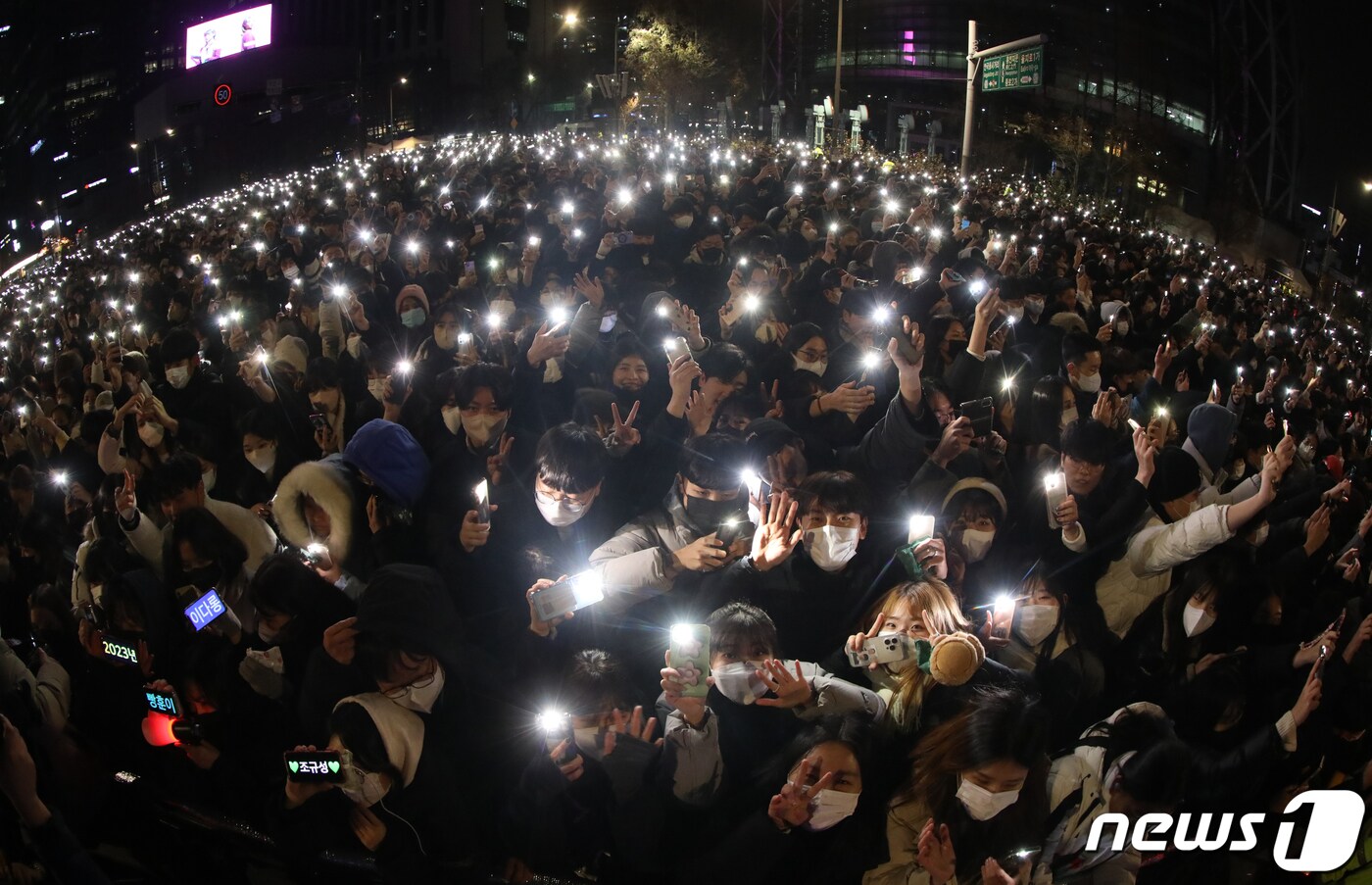 서울 종로구 보신각 타종행사에 참석한 시민들이 제야의 종 타종행사를 관람하고 있다. (뉴스1 DB) ⓒ News1 송원영 기자