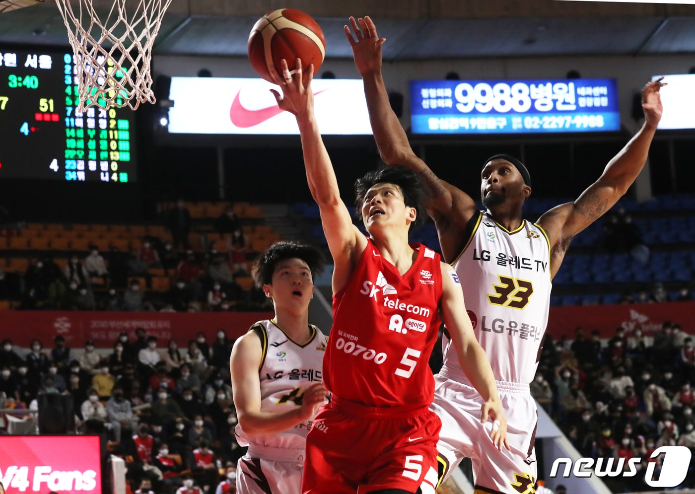 10일 서울 송파구 잠실학생체육관에서 열린 &#39;SKT 에이닷 프로농구 2022-2023 KBL&#39; 서울 SK 나이츠와 창원 LG 세이커스의 경기에서 SK 김선형이 슛을 시도하고 있다. 2023.1.10/뉴스1 ⓒ News1 송원영 기자