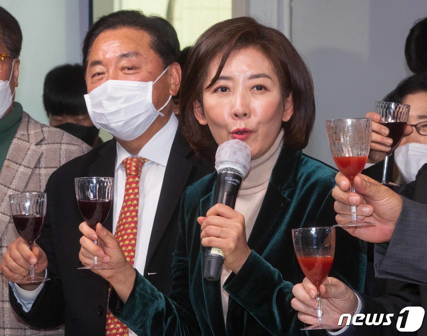 대통령 직속 저출산고령사회위원회 부위원장직 사의를 표명한 나경원 전 국민의힘 의원이 11일 오후 서울 여의도 국민의힘 중앙당사에서 열린 서울시당 신년인사회에서 건배사를 하고 있다. (공동취재) 2023.1.11/뉴스1 ⓒ News1 허경 기자