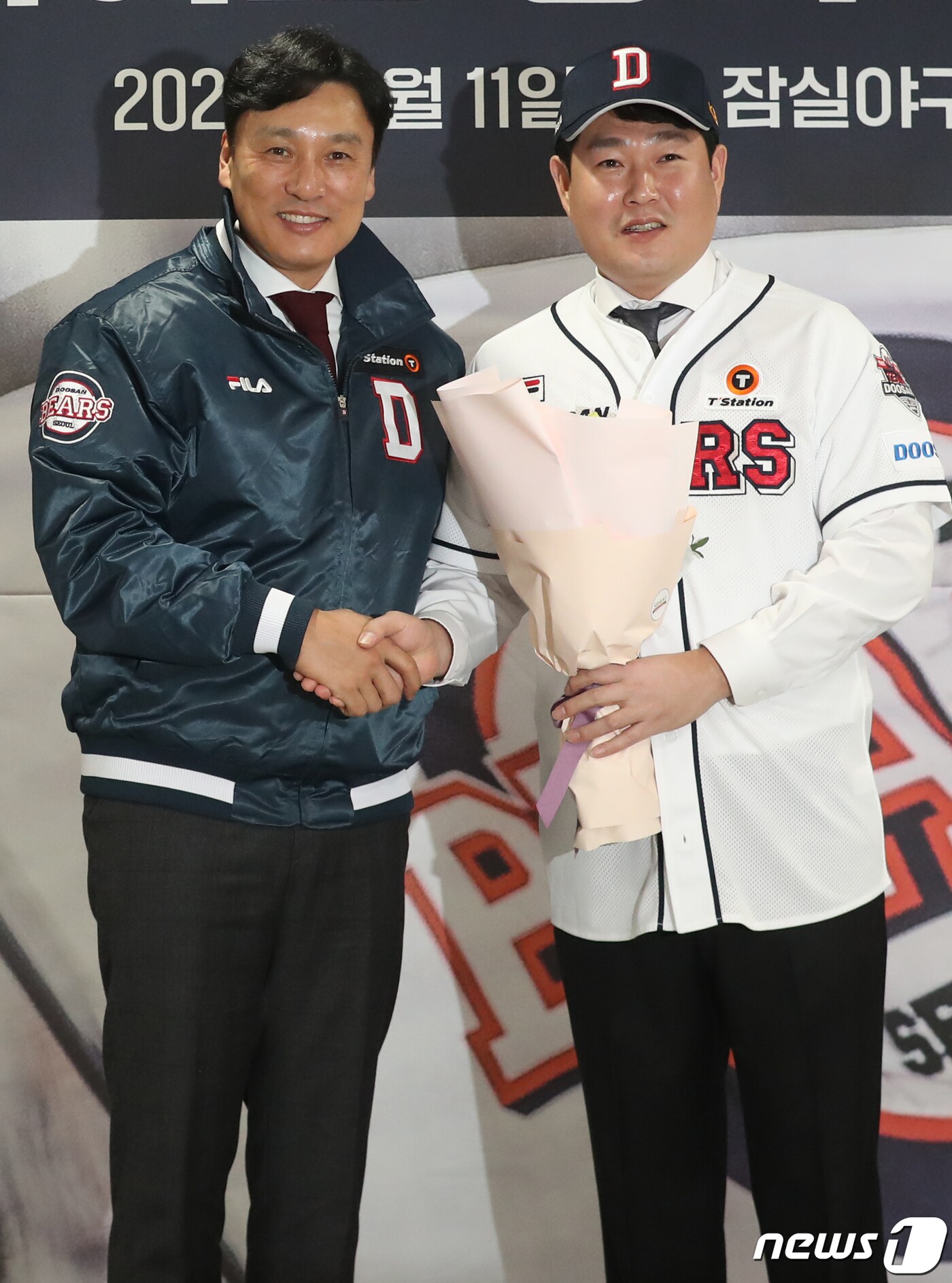 양의지 선수가 11일 서울 송파구 잠실야구장에서 열린 '두산베어스 입단식'에서 이승엽 감독과 기념촬영을 하고 있다. 양의지는 지난해 두산과 '4+2년 최대 152억원'의 초대형 FA 계약을 했다. 2023.1.11/뉴스1 ⓒ News1 송원영 기자