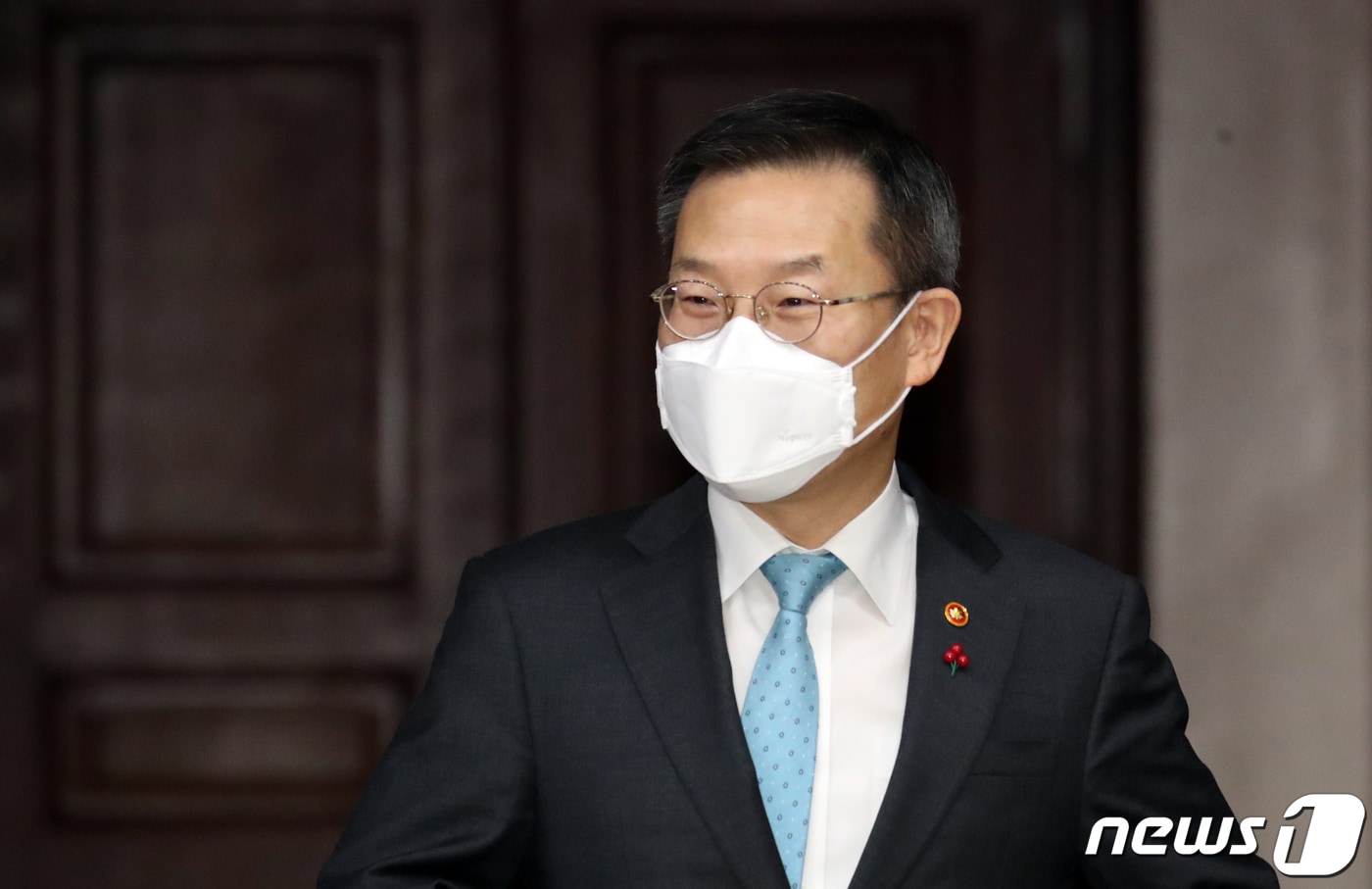이종호 과학기술정보통신부 장관이 12일 오전 서울 종로구 세종대로 정부서울청사에서 열린 비상경제장관회의에 참석하고 있다. 2023.1.12/뉴스1 ⓒ News1 김명섭 기자