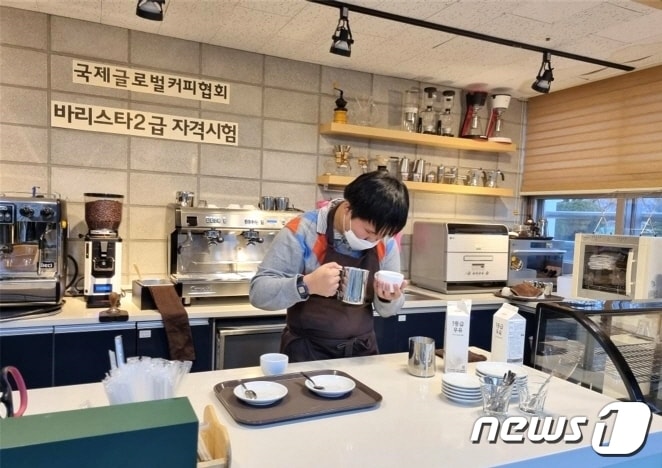 전주은화학교 전공과 학생 5명이 최근에 국제글로벌커피협회에서 주관한 바리스타 자격시험에 전원 합격했다. 사진은 바리스타 자격 시험 모습.(전북교육청 제공)/뉴스1