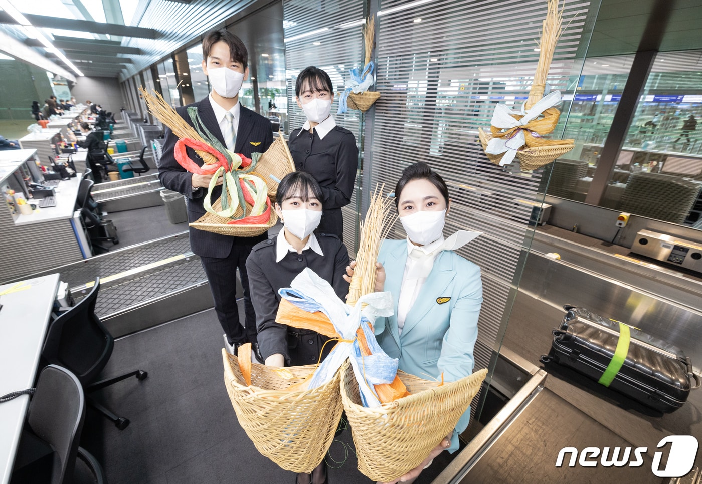 대한항공 객실승무원 등 직원들이 인천공항 제2여객터미널 대한항공 카운터에서 복조리를 들고 기념 촬영을 하고 있다. (대한항공 제공) 2023.1.13/뉴스1