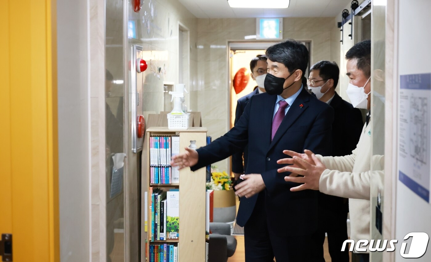 이주호 부총리 겸 교육부 장관이 설 명절을 앞둔 13일 오후 서울 종로구 아동복지시설 선덕원을 방문, 시설을 둘러보고 있다. (교육부 제공) 2023.1.13/뉴스1