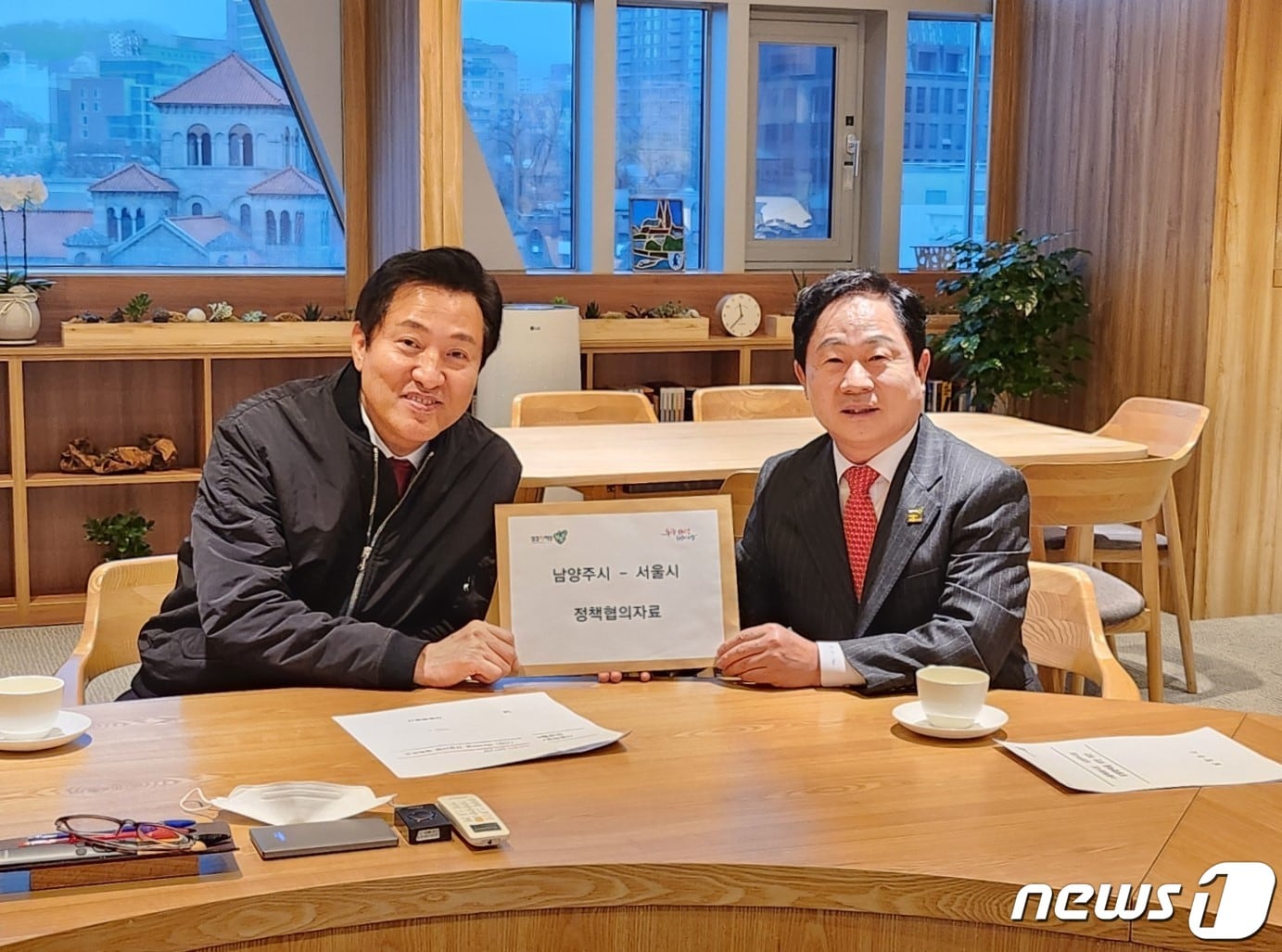 오세훈 서울시장과 주광덕 남양주시장이 13일 만나 지역 교통 현안에 대해 협력할 것을 약속했다.