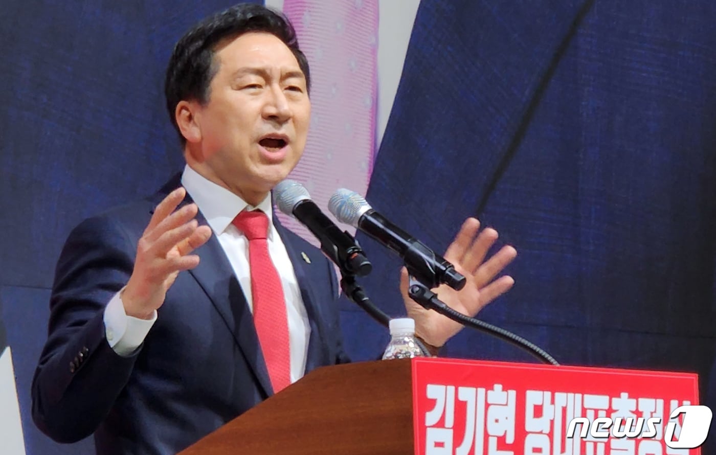 국민의힘 당권주자 김기현 의원이 14일 경북 구미시 복합스포츠센터에서 열린 경북출정식에서 인사말을 하고 있다. 김 의원은 "윤석열 대통령을 박정희 대통령에 이어 두고 두고 존경받는 보수당의 성공한 대통령으로 남을 수 있도록 만들겠다"고 말했다.2023.1.14/뉴스1 ⓒ News1 정우용 기자