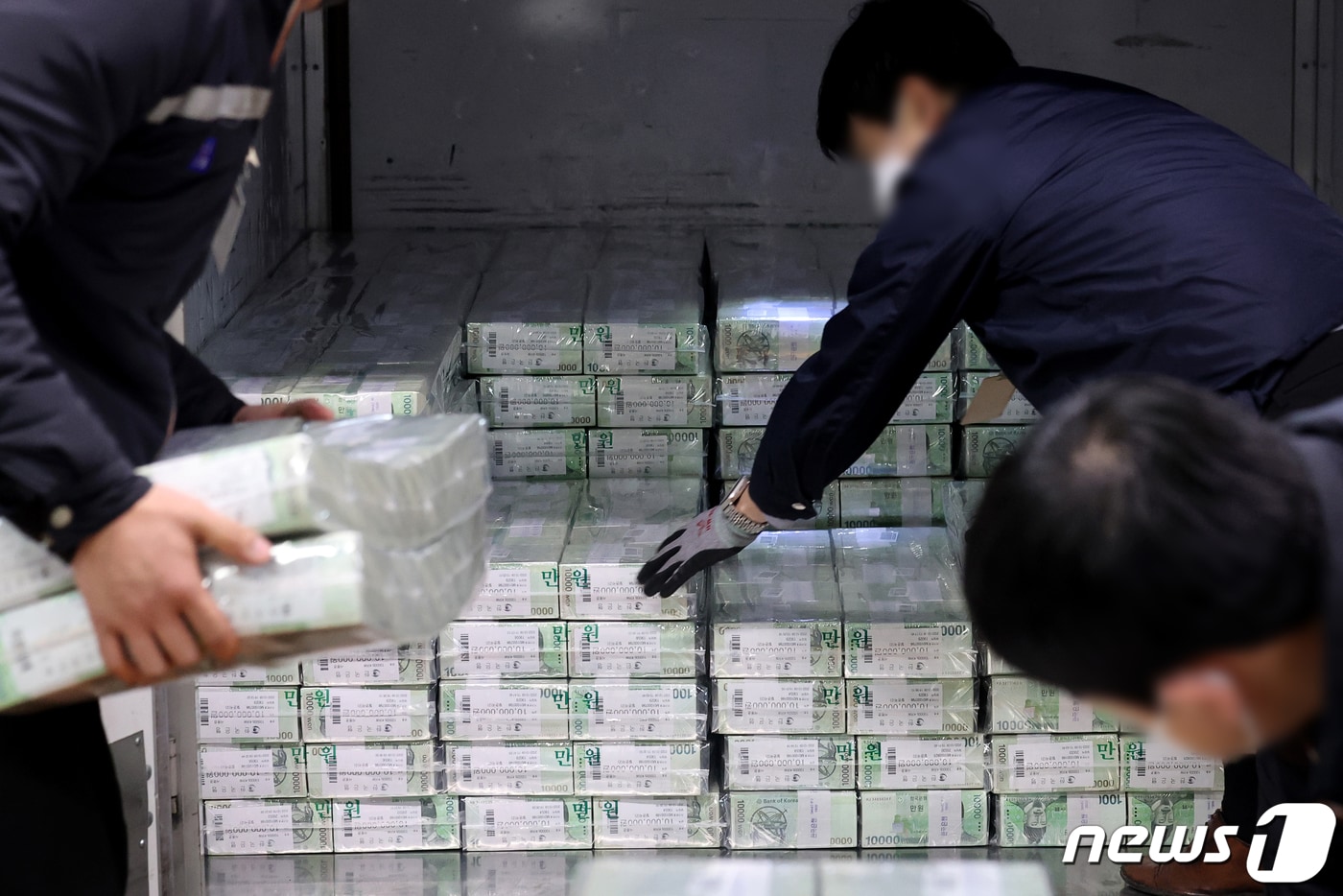예금금리 상승으로 지난해 대구·경북지역 금융기관의 수신 증가폭이 확대됐다. 사진은 한국은행 직원들이 시중은행으로 발행될 자금을 점검하는 모습.(뉴스1 DB)