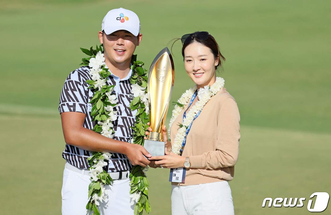 2023년 소니 오픈 우승 후 아내 오지현과 우승컵을 들고 있는 김시우. ⓒ AFP=뉴스1