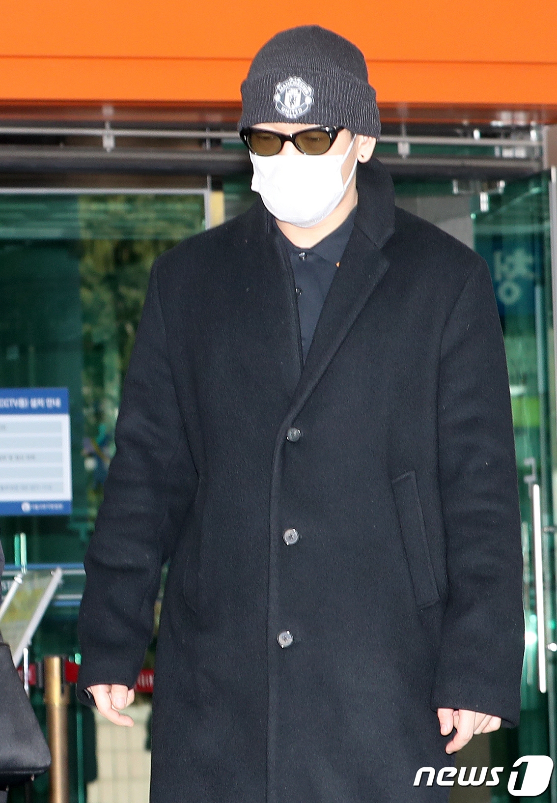 래퍼 뱃사공(김진우·36)이 16일 오전 서울 서부지방법원에서 열린 첫 번째 재판을 마친 뒤 법원을 나서고 있다. 뱃사공은 래퍼 던밀스의 아내 A씨의 신체 일부를 몰래 카메라로 촬영하고 이를 단체 채팅방에 유포한 혐의를 받고 있다. 2023.1.16/뉴스1 ⓒ News1 권현진 기자