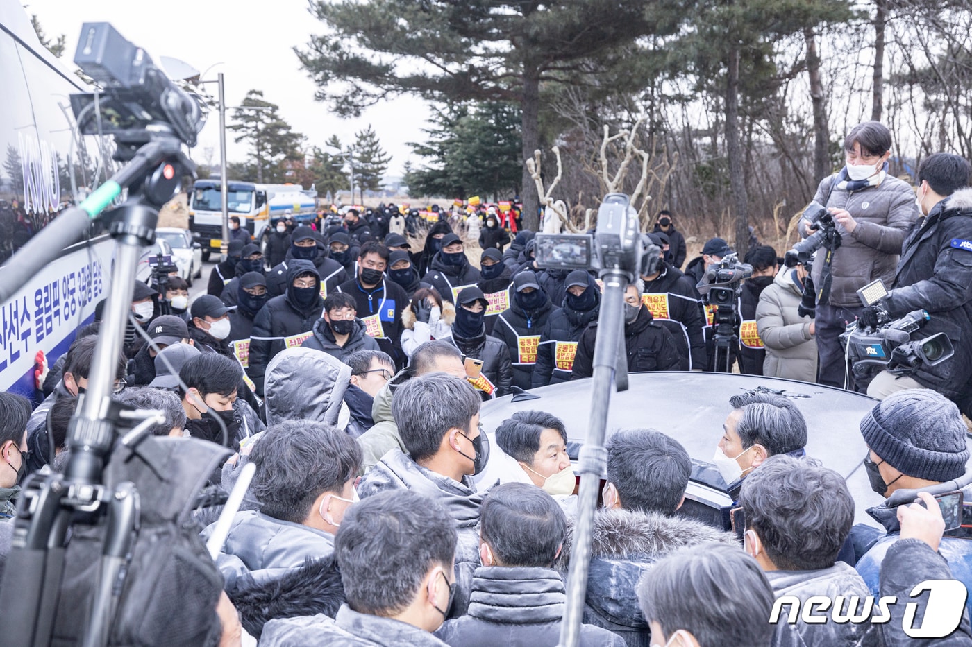 17일 오전 인천 중구 스카이72 바다코스 입구에서 인천지방법원 관계자들이 골프장 운영권 반환 강제집행을 시도하자 스카이72 시설 임차인 및 스카이72 입찰탈락 의혹을 제기하는 보수단체 회원들이 막아서고 있다. 2023.1.17/뉴스1 ⓒ News1 공항사진기자단