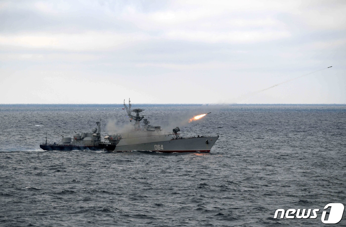 블라디미르 푸틴 러시아 대통령이 참석하고 있는 북부·흑해함대 공동 군사훈련 도중 크림반도 흑해 앞바다에서 대잠초계함 '무로메츠'가 발포하고 있다. 2020.01.09 ⓒ 로이터=뉴스1 ⓒ News1 정윤미 기자