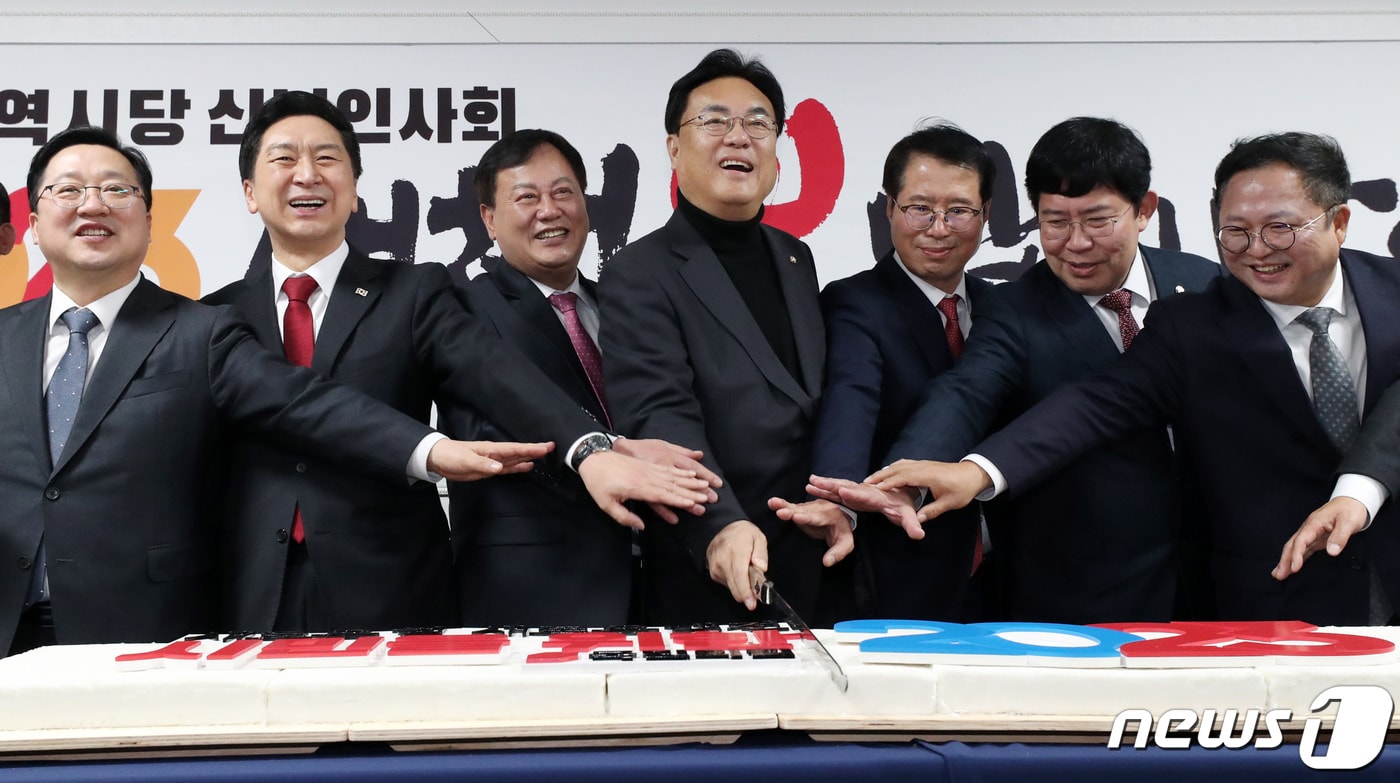 정진석 국민의힘 비상대책위원장이 18일 오후 대전 중구 국민의힘 대전시당에서 열린 2023 대전시당 신년인사회에 참석해 떡케이크를 커팅을 하고 있다. 왼쪽부터 이장우 대전시장, 김기현 의원, 이은권 대전시당위원장, 정진석 비상대책위원장, 양홍규 서구을당협위원장, 윤창현 동구당협위원장,조수연 서구갑당협위원장. 2023.1.18/뉴스1 ⓒ News1 김기태 기자