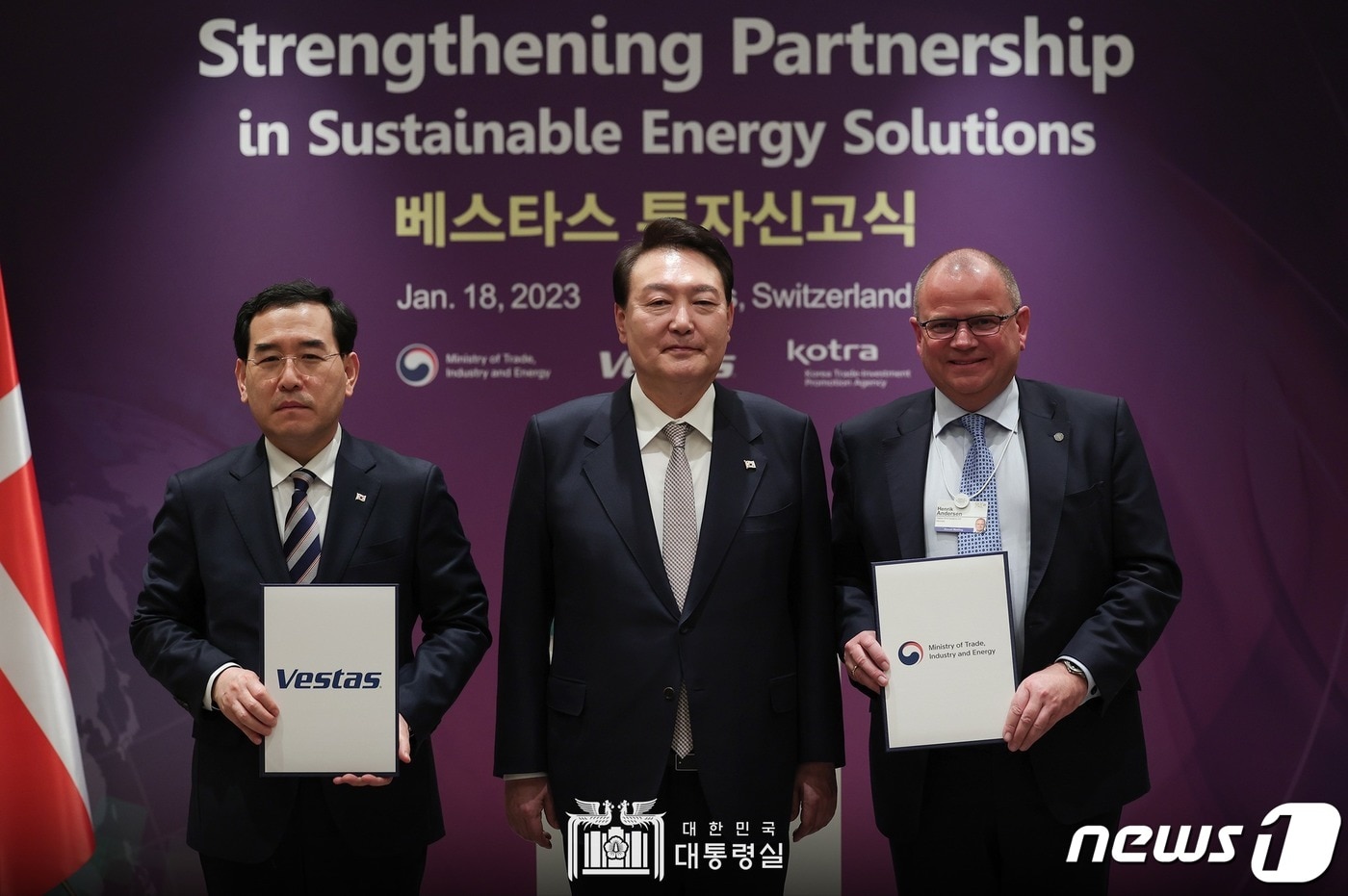 윤석열 대통령이 18일 오후(현지시간) 스위스 다보스 시내 호텔에서 열린 세계 1위 풍력터빈 제조 업체 덴마크 베스타스(VESTAS) 투자신고식에서 이창양 산업통상자원부 장관(왼쪽), 헨릭 앤더슨(Henrik Andersen) 베스타스 CEO와 기념 촬영하고 있다. (대통령실 페이스북) 2023.1.19/뉴스1 ⓒ News1 안은나 기자