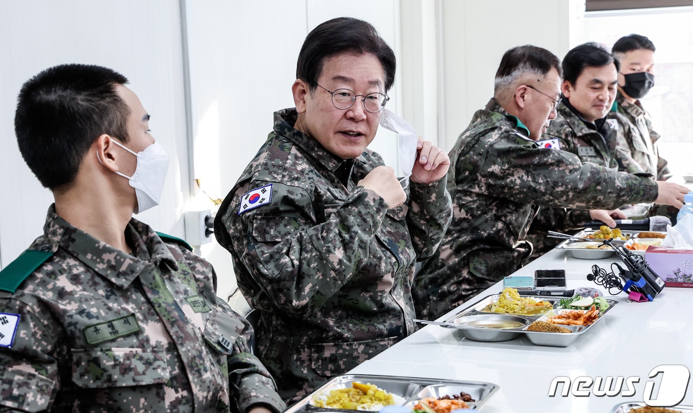 이재명 더불어민주당 대표가 19일 경기도 파주 소재 방공부대를 방문해 단거리 지대공 유도미사일 천마 등을 살펴본 뒤 부대 식당에서 식사 전 마스크를 벗고 있다.&#40;자료사진&#41; 2023.1.19/뉴스1 ⓒ News1 국회사진취재단