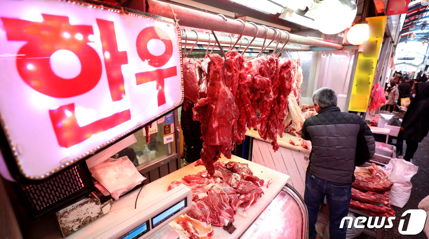 서울 성동구 마장동 축산물시장을 찾은 시민이 소고기를 구매하고 있다.  2023.1.19/뉴스1 ⓒ News1 장수영 기자