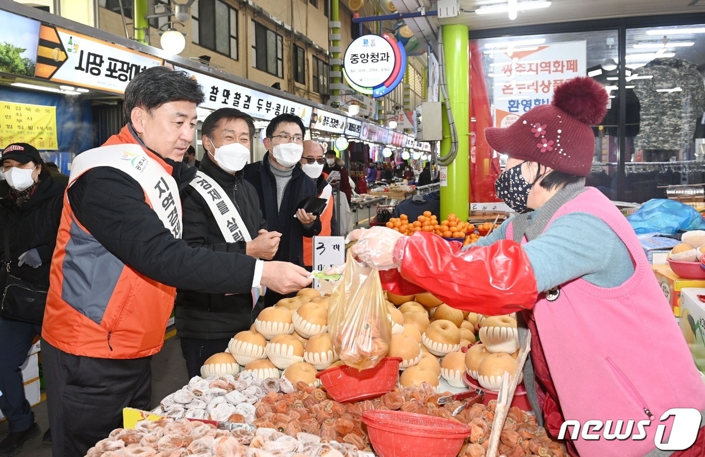 방세환 시장이 경안전통시장에서 지역화폐 광주사랑카드로 설 제수용품을 구매하고 있다.&#40;광주시 제공&#41;