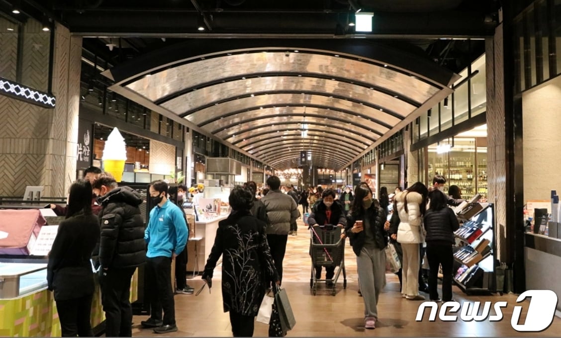 대구지역 백화점들이 설 연휴 이후 명절 선물용으로 판매된 상품권 회수를 위해 일제히 할인행사를 진행한다. 사진은 대구신세계백화점 매장 모습.(대구신세계백화점 제공)