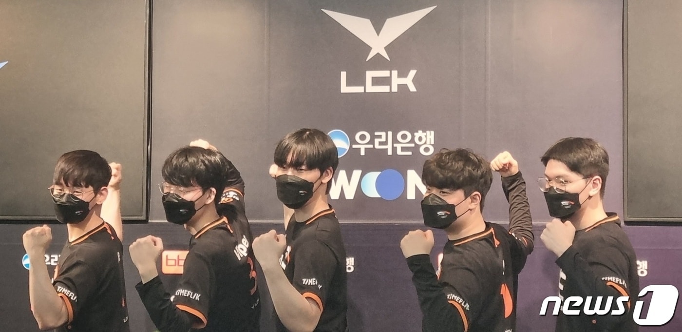 한화생명e스포츠(HLE) 선수들이 광동프릭스(KDF)를 상대로 한 경기에서 2-0 승리를 거둔 후 포즈를 취하고 있는 모습 (박소은 기자)