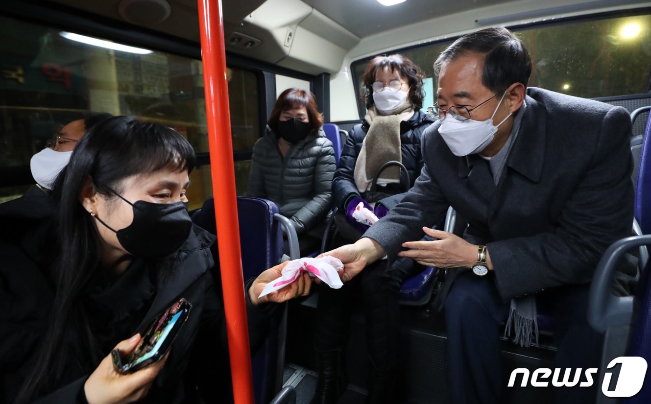 한덕수 총리가 지난해 1월 2일 오전 서울 노원구 상계동에서 4시5분 출발하는 146번 시내버스 첫차에 탑승해 시민들과 새해인사를 나누는 모습. (국무총리실 제공) 2023.1.2/뉴스1 ⓒ News1 김명섭 기자