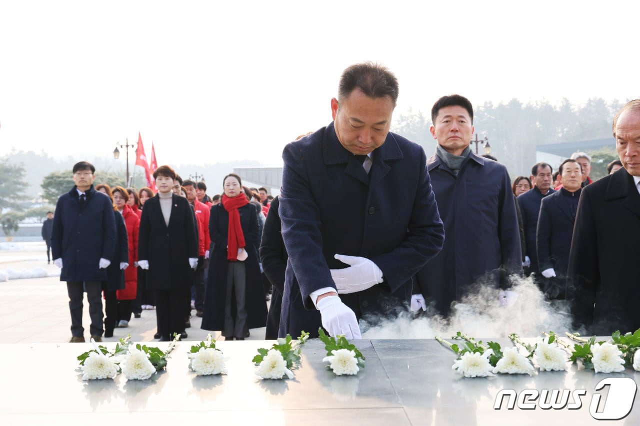 김주업 진보당 광주시당위원장이 계묘년 새해 첫날인 지난 1일 국립 5.18민주묘지를 참배하고 있다. &#40;진보당 광주 제공&#41; 2023.1.2/뉴스1 