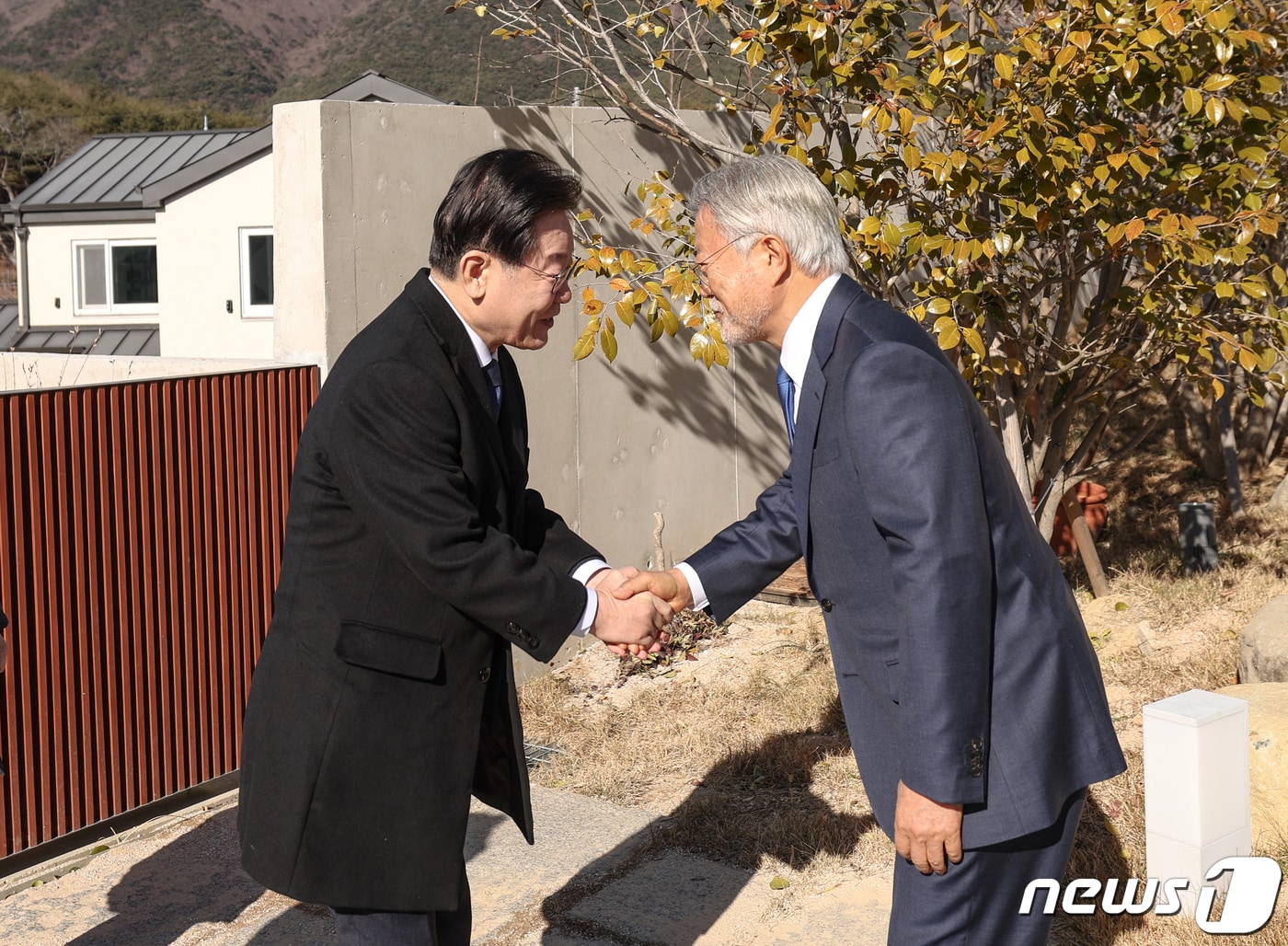 문재인 전 대통령(오른쪽)과 이재명 더불어민주당 대표가 2일 오후 경남 양산시 하북면 평산마을 사저에서 악수를 나누고 있다. (더불어민주당 제공) 2023.1.2/뉴스1