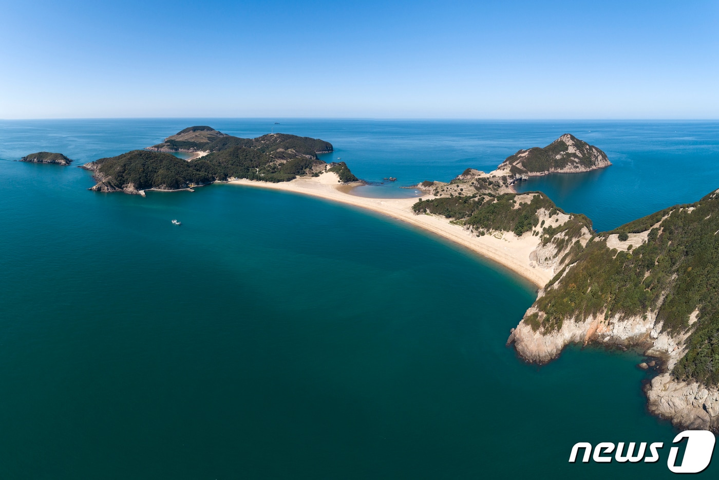 옹진군, 굴업도 경로당 설치 본격화...씨앤아이와 협의 추진 - 뉴스 썸네일 이미지