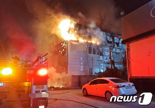 21일 오후 8시 53분께 전북 김제시 백구면 가구단지의 한 건물에서 불이 났다.&#40;전북소방본부 제공&#41;2023.1.21/뉴스1