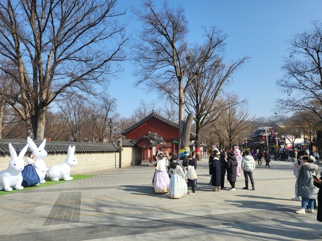 전북 전주한옥마을 내 경기전 일원에서 관광객들이 휴일을 만끽하고 있다. ⓒ News1 강교현기자 