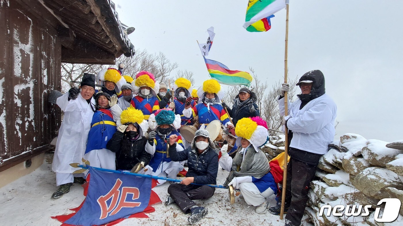 국가무형문화재 ‘2023 위도 띠뱃놀이’ 공개행사가 24일 전북 부안군 위도면 대리마을에서 개최됐다. 주민들이 마을의 수호신을 모신 원당에서 제를 지내며 풍어를 기원하고 있다. (부안군 제공)2023.1.25/뉴스1