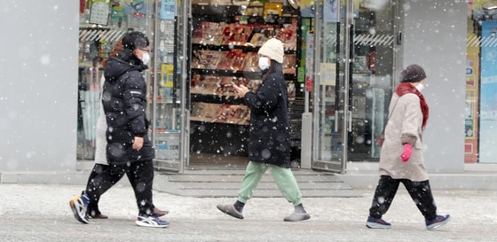 전북 전주시 건산로에서 시민들이 눈을 맞으며 발걸음을 옮기고 있다. 2025.1.4/뉴스1 ⓒ News1 유경석 기자