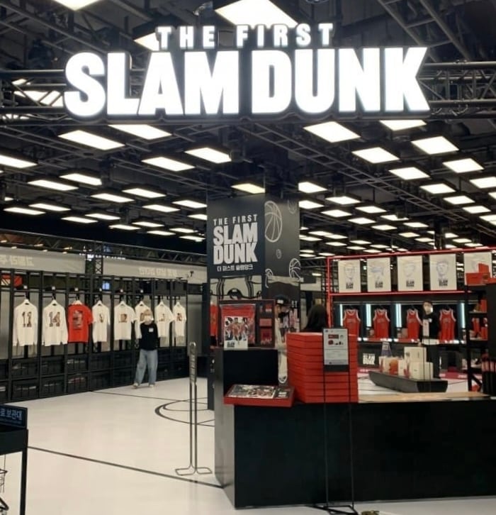 서울 여의도 '더현대 서울'에 설치된 슬램덩크 팝업스토어의 모습. (온라인 커뮤니티 갈무리)