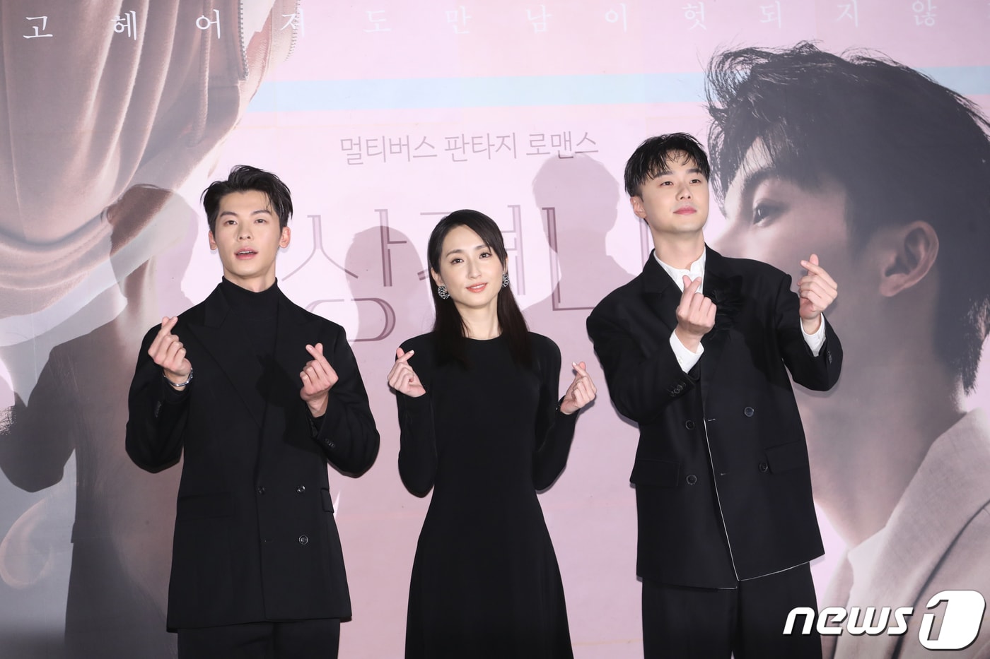 배우 허광한(왼쪽부터)과 가가연, 시백우가 26일 서울 용산구 CGV 용산아이파크몰에서 열린 영화 '상견니(想見你)' 내한 기자간담회에서 포즈를 취하고 있다. '상견니'는 2009년 우연히 만난 두 사람이 묘하게 가슴 설레는 기시감을 느끼면서 시작되는 멀티버스 판타지 로맨스 영화다. 2023.1.26/뉴스1 ⓒ News1 권현진 기자