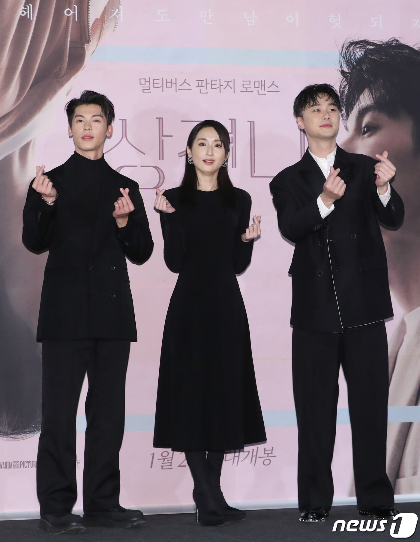 배우 허광한(왼쪽부터)과 가가연, 시백우가 26일 서울 용산구 CGV 용산아이파크몰에서 열린 영화 '상견니(想見你)' 내한 기자간담회에서 포즈를 취하고 있다. '상견니'는 2009년 우연히 만난 두 사람이 묘하게 가슴 설레는 기시감을 느끼면서 시작되는 멀티버스 판타지 로맨스 영화다. 2023.1.26/뉴스1 ⓒ News1 권현진 기자