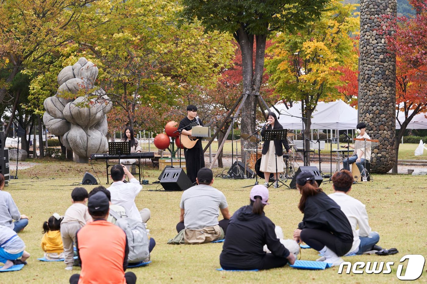 경기아트센터는 오는 2월1일부터 15일까지 ‘2023년 찾아가는 문화복지 공연’ 출연단체를 공모한다고 밝혔다.(경기아트센터 제공)