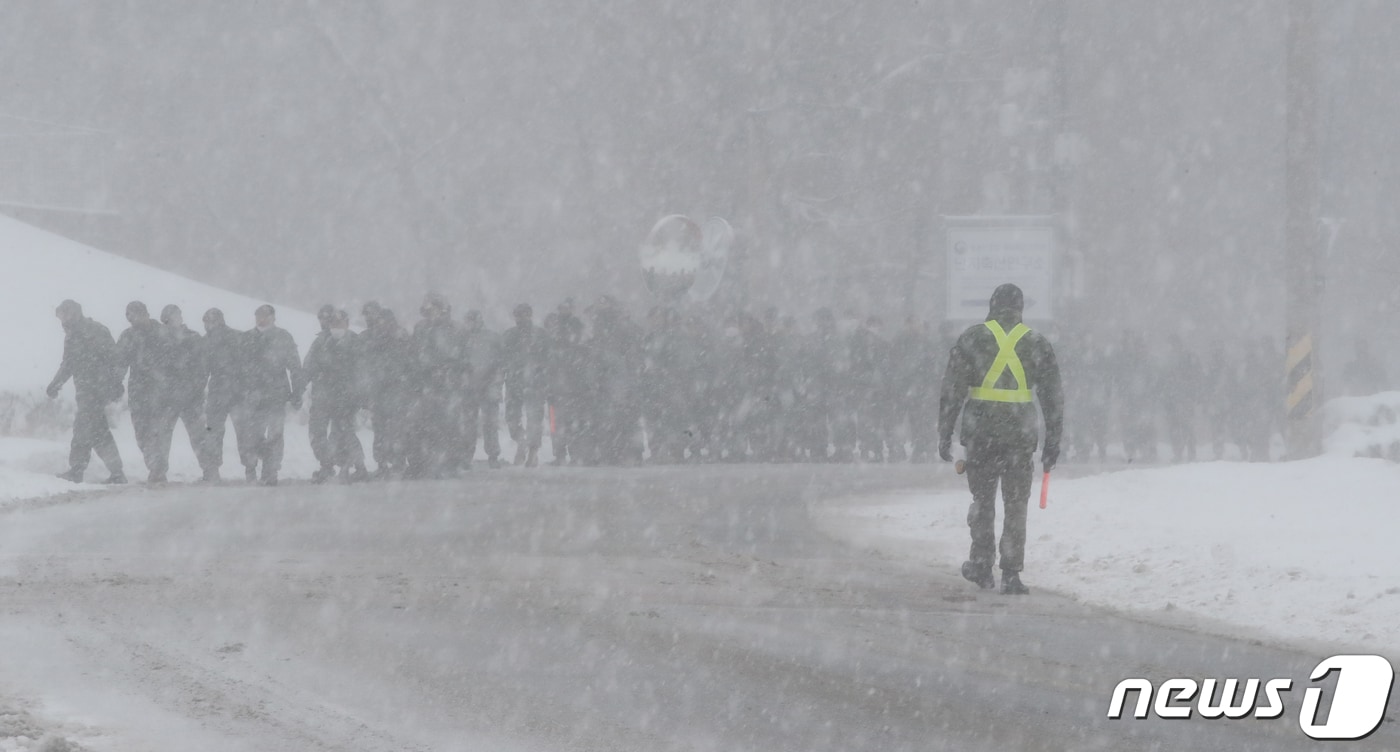 한라산 관음사 탐방로 입구 인근에서 특전사 대원들이 눈보라를 뚫고 특전사충혼비로 향하고 있다. 2023.1.27/뉴스1 ⓒ News1 오현지 기자